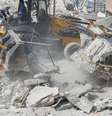 <p>Entulhos s&atilde;o removidos do local onde ficava a obra, em Guarulhos</p>  Foto: Bruno Santos / Terra