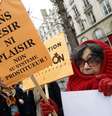 Manifestantes se mobilizam a favor da proibição da prostitução em frente à Assembleia Nacional da França, em Paris  Foto: AP