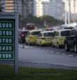 <p>Cada motorista comprou at&eacute; 20 litros de gasolina a R$ 1,53 o litro</p>  Foto: Ricardo Moraes / Reuters