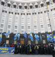 Manifestantes bloqueiam a entrada de prédio que abriga o gabinete de ministros, em Kiev  Foto: Reuters