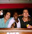 <p>Jovens adultos que misturam álcool e energético tendem a beber mais e, consequentemente, ficam mais bêbados </p>  Foto: Getty Images 