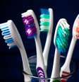 Cerdas - As cerdas cruzadas limpam melhor entre os dentes, já as inclinadas e arredondadas estimulam e massageiam a gengiva, com menos risco de lesão  Foto: Shutterstock
