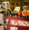 <p>Mulher dança durante o protesto contra o projeto de lei: temor de mais insegurança e ataque às liberdades</p>  Foto: AFP