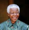 <p>Nelson Mandela sorri para fotógrafos em sua casa em Johanesburgo, na África do Sul, em setembro de 2005</p>  Foto: Mike Hutchings / Reuters