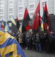 Pessoas se reúnem na sede do governo, em Kiev, em mais um dia de protesto  Foto: Reuters