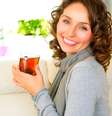 Como o mau hálito é fisiológico, toda a população precisa prevenir a halitose, e o chá verde é uma bebida popular com ação antibacteriana, antioxidante, anticarcinogênica e removedora de odor  Foto: Shutterstock