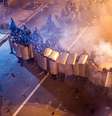 Manifestante agita bandeira ucraniana durante confrontos na capital Kiev  Foto: AFP
