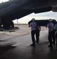 O corpo do ex-presidente João Goulart embarca em um avião da FAB de Brasília para São Borja (RS)  Foto: Secretaria de Direitos Humanos / Divulgação