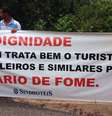 <p>Cerca de 20 funcionários da indústria hoteleira da Bahia se reuniram na Costa do Sauípe para prostestar pacificamente no dia do sorteio dos grupos para a Copa do Mundo de 2014</p>  Foto: Dassler Marques / Terra