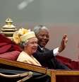 Mandela e Elizabeth em Londres em imagem de julho de 1996  Foto: AP