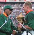 Mandela entrega troféu da Copa do Mundo de Rúgbi para o capitão sul-africano Francios Pienaar (dir.), em 24 de junho de 1995  Foto: AP