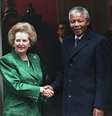 Após recusar inicialmente o encontro, Mandela pousou com Thatcher, sua detratora, em Londres, em 1990  Foto: AFP