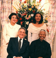 FHC postou foto em seu Facebook em que aparece com sua mulher, Ruth Cardozo, com Mandela e com a mulher do líder sul-africano, Graça Machel   Foto: Facebook / Reprodução