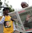 Homem lê em Soweto o jornal Sowetan que traz a manchete "Adeus, Tata" - maneira carinhoso com a qual os sul-africanos se referiam ao "pai da nação"  Foto: AFP