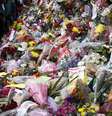 <p>Flores depositadas em frente à casa de Mandela, em Joanesburgo</p>  Foto: AP