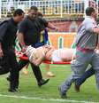 <p>Torcedor agredido &eacute; levado de maca no gramado da Arena Joinville; briga marcou Atl&eacute;tico-PR x Vasco</p>  Foto: Paulo Sérgio / Agência Lance