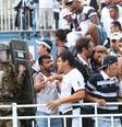 Policiamento tenta conter torcedores do Vasco  Foto: Paulo Sérgio / Agência Lance