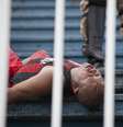 Atleticano cai desacordado depois de agressão  Foto: Cleber Yamaguchi/Agência Eleven / Gazeta Press