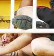 Torcedor cai desacordado na arquibancada da Arena Joinville   Foto: Giuliano Gomes / Gazeta Press