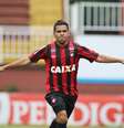Ederson fez três gols e comandou a vitória do Atlético-PR sobre o Vasco  Foto: Giuliano Gomes / Gazeta Press