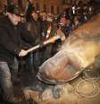 Ucraniano marreta estátua de Lênin, derrubada durante protestos contra o governo ucraniano em Kiev  Foto: AP
