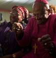<p>Desmond Tutu repete a dança de Nelson Mandela durante homenagem ao amigo e líder histórico da África do Sul</p>  Foto: Mauro Pimentel / Terra