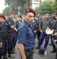 Policiais protestaram por aumentos salariais em La Plata nesta segunda-feira  Foto: AFP