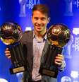 Everton Ribeiro posa com Bolas de Prata e Ouro  Foto: Fernando Dantas / Gazeta Press