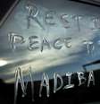 Descanse em paz Tata Madiba, diz uma mensagem escrita em janela de carro estacionado em Soweto no dia 6 de dezembro  Foto: AP