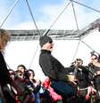 Dentro de uma cúpula transparente, de 12 metros de diâmetro e seis de altura, o Metallica descarregou a força do heavy metal mas, sem amplificadores, só foi possível ouvir o show usando fones de ouvido  Foto: EFE