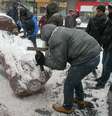 <p>Pessoas usam martelos para destruir a est&aacute;tua de Vladimir L&ecirc;nin em Kiev</p>  Foto: Reuters