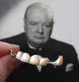 Dentadura e políticos parecem que andam lado a lado desde sempre. Prova disso é que uma das pererecas mais famosas é de Churchill   Foto: TSE / Getty Images 