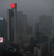 Nuvem de poluição cobre Hong Kong. As maiores metrópoles chinesas sofrem com a qualidade do ar  Foto: AFP