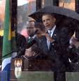 Obama discursa durante o funeral de Mandela; ao seu lado, o intérprete para a linguagem dos sinais  Foto: AFP