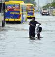 Chuva provoca alagamentos na região portuária do Rio de Janeiro, deixando moradores ilhados e impedindo a passagem de veículos  Foto: Daniel Ramalho / Terra