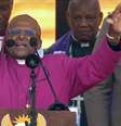 Desmond Tutu durante a homenagem a Mandela na terça-feira  Foto: Reuters