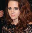 Ideais para mulheres com rosto redondo ou quadrado, como o de Kristen Stewart, sobrancelhas grossas suavizam os contornos da face e passam uma imagem mais jovem e natural  Foto: Shutterstock