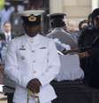 Graça Machel, víuva de Mandela, se despede do marido durante velório no Union Buildings, sede do governo sul-africano em Pretória  Foto: AP