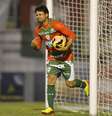 Escalação de Heverton (atuando na foto em jogo contra o Goiás) pode causar  o rebaixamento da Portuguesa para a Série B  Foto: Mauro Horita/Agif / Gazeta Press