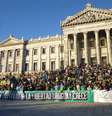 Usuários e simpatizantes da droga se reuniram em frente ao Congresso uruguaio para esperar a aprovação da lei  Foto: Denise Mota / Especial para Terra