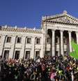 <p>Manifestação pró-legalização da maconha em frente ao congresso urugaio, em Montevidéu (foto de dezembro de 2013)</p>  Foto: Andres Stapff / Reuters