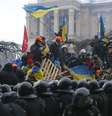 Manifestantes comemoram enquanto a polícia anti-distúrbios deixa a Praça da Independência, no centro de Kiev  Foto: AP