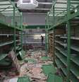 Comerciante inspeciona na terça-feira loja atacada em San Miguel de Tucumán   Foto: AP