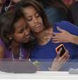 Malia Obama ao lado de Michelle  Foto: Reprodução