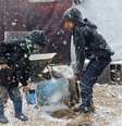 Crianças tentam carregar gás de cozinha em acampamento de refugiados montado na cidade de Zahle  Foto: Reuters