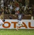 <p>Ayala tirou a camisa para festejar o primeiro gol do Lanús</p>  Foto: AP