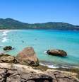 Paraíso dos surfistas, a praia de Lopes Mendes, em Ilha Grande (RJ), é o destino certo para turistas que desejam praticar esporte em pleno Natal  Foto: Shutterstock