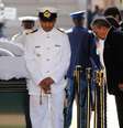 Raúl Castro presta homenagem a Nelson Mandela, ao lado do caixão do ex-presidente sul-africano  Foto: AFP