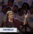 A ex-presidente enfrenta no segundo turno a candidata governista Evelyn Matthei, que aposta no sucesso econômico do Chile e na continuidade das políticas do atual presidente, Sebastián Piñera  Foto: AP