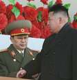 <p>O l&iacute;der norte-coreano Kim Jong-un (&agrave; direita) passa por seu tio, Jang Song-thaek, durante evento militar em Pyongyang, na Coreia do Norte, em fevereiro de 2012</p>  Foto: Kyodo / Reuters